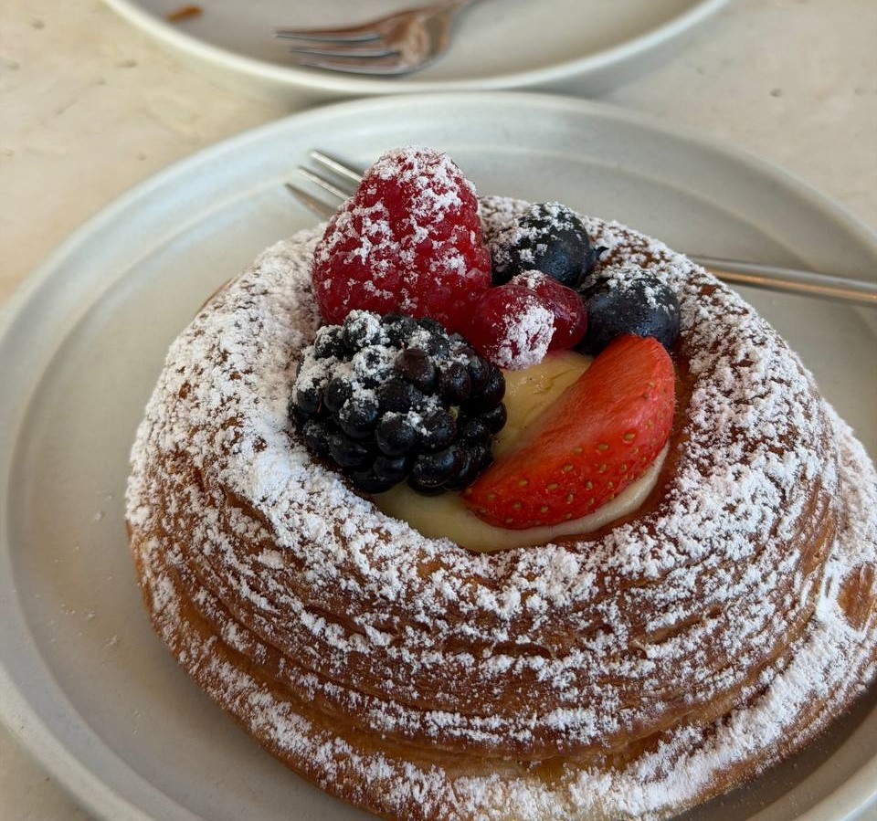 Puff pastry with vanilla cream and berries